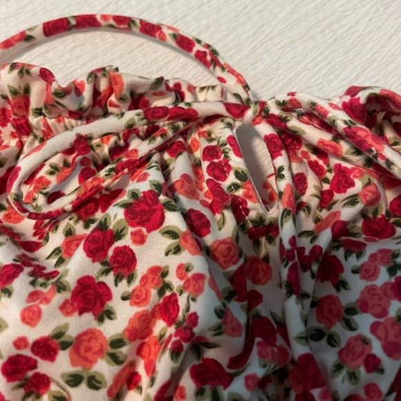 Urban Outfitters red floral smocked bow tie tube top size S - Picture 3 of 4